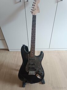 Elektrická kytara Squier strat + stojan - 3