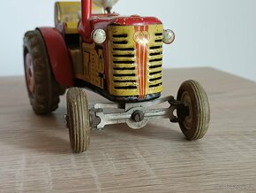 Starý plechový traktor na klíček - KDN - 3