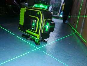 16 liniový křížový nivelační laser se stativem - 3