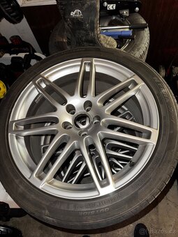 255/40 R19 - 3