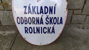 Stará smaltovaná cedule ZÁKLADNÍ ODBORNÁ ŠKOLA ROLNICKÁ - 3