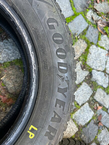 Zimní pneu Goodyear, 195 x 65 x 15R, vzorek 5mm, cena za obě - 3