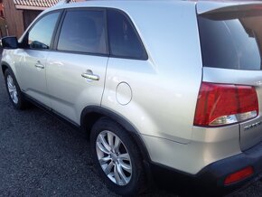 KIA SORENTO 2,2 CRDI 4X4 7 MÍST - 3