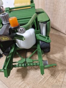 John Deere balíkovač s obalovačem – Bruder 02032 - 3