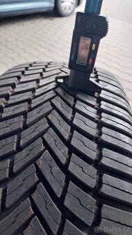 Prodám 2 téměř nové celoroční pneu Bridgestone 215/60/17 - 3