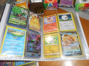 Kartičky POKÉMONI 870kusů různé - krabičky a albumy - 3