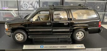 1:18 CHEVROLET SUBURBAN BLACK 2001 - 3