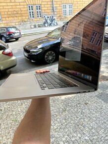 MacBook 2019 I7 16GB 512GB SSD záruka stav B - 3