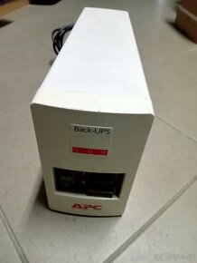 Záložní zdroj APC UPS 500 měnič 12V - 230V AC - 3