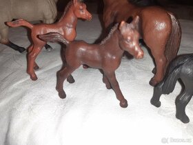 43.Schleich Hanoverská klisna, její hříbě a hříbě Percheróna - 3