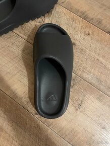 Yeezy slides - 3