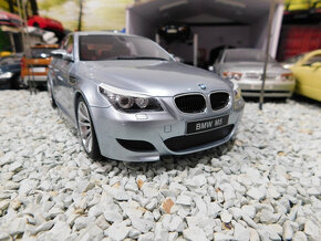 model auta BMW M5 E60 strieborná farba Otto mobile 1:18 - 3