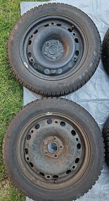 zimní pneu 185/60 R15 obuto na originálních VW discích - 3