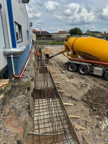 Parta stavebních zedníků - průmyslové haly - 3