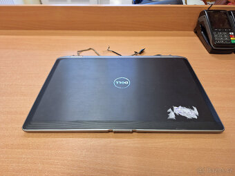 Dell Latitude E6520 - displej s malou vadou + celé víko - 3