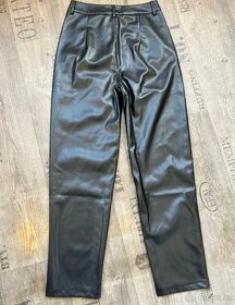 Černé koženkové kalhoty, nové - 3
