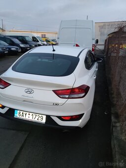 Hyundai i30 1.0T-GDi Fastback 88 Kw 2018 Navi, Kamera - 3