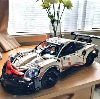 LEGO Technic - Porsche 911 RSR (42096) - 3