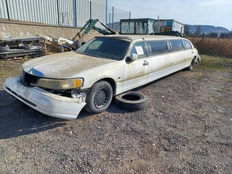 Lincoln Town Car - 3