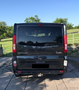 Renault Trafic verze Black edition passenger 2,0 dCi, 85kW - 3