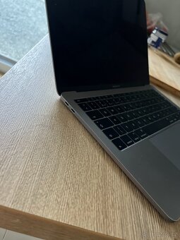 Macbook Pro 13 Retina (2017), 8 GB RAM, 256 SSD - 3