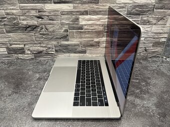 CTO MacBook Pro 15" 2017 i7 / 16GB / 500GB / Pro 555 - 3