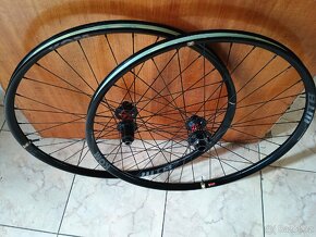 DT Swiss 240 WTB KOM i25 27,5 sapim CX Ray ALU niple 1640g - 3