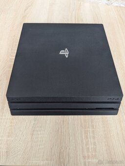 PS4 Pro 1TB + 7 her - 3