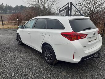 Toyota Auris kombi - 3