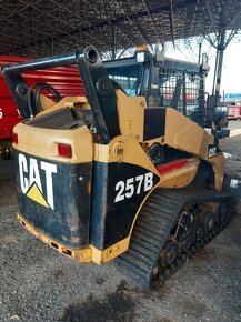 pásový smykový nakladač CAT 257 B - 3