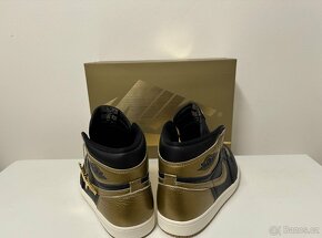 Nike Air Jordan 1 Retro High OG Black Metallic Gold vel.44/2 - 3