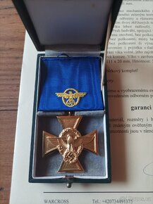 Vzácnější varianta, policejní služební vyznamenání za 25 let - 3