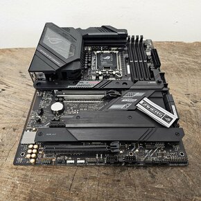 ASUS Z690-F ROG STRIX GAMING WIFI - Socket 1700, DDR5 - 3