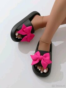 Dámské černé pantofle s růžovou mašlí - 3