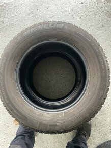 Dvě zimní pneu Michelin 235/60/16 - 3