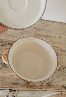 Smaltovaný hrnec s poklicí, objem 1,5l. Průměr 19cm - 3