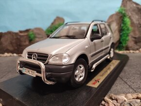 prodám model 1:18 mercedes benz ML 320 - 3