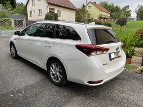 Toyota Auris 1.8i HYBRID, model 2019, naj.78xxx km - 3