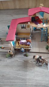 Schleich Jezdecké centrum u jezera 42567 - 3