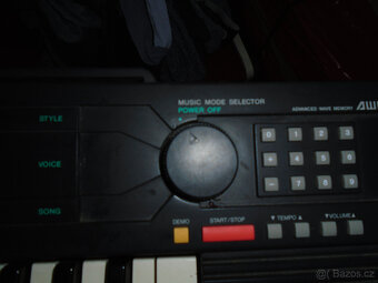 Prodám starší klávesy Yamaha PSR-75 - 3