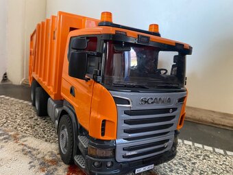 Popelářské auto SCANIA - Bruder 3560 včetně popelnic - 3