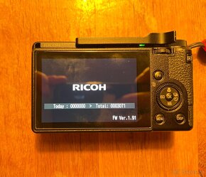 Ricoh GR III s příslušenstvím - 3