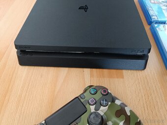 PS4 Slim 1TB, ovladač + hry / PlayStation 4 - 3