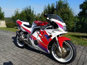 Suzuki GSX-R 400 - 3