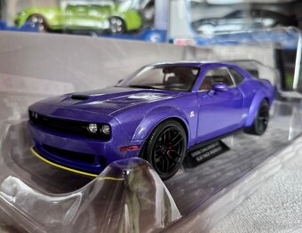 Dodge Challenger Scat Pack Widebody Fialový,1:18 28cm Solido - 3