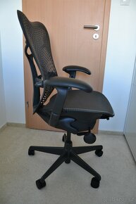 Kancelářská židle Herman Miller Mirra (PC 29 000,-) - 3