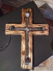 Kovaný kříž ve dřevě - 3