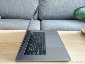 Apple MacBook Pro 15" (2019) - i9 2,40GHz, 16GB, 512GB, 555X - 3