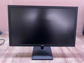 Stolní herní počítač s monitorem - 3