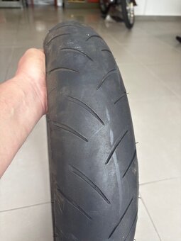 prodám  gumy na moto najeto cca 800 km - 3